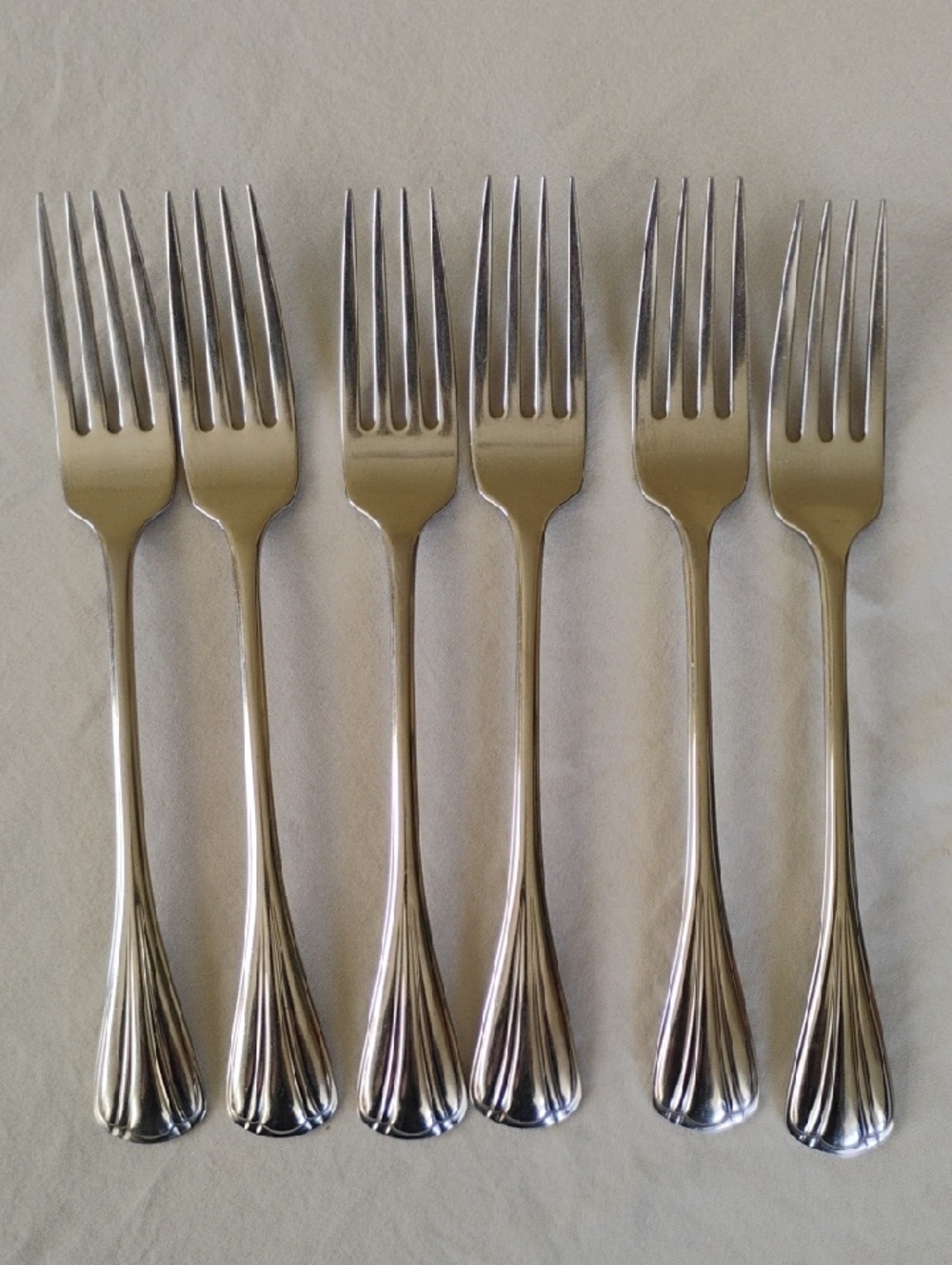 Oneida Grand Manor Stainless Steel Dinner Forks - Silver (Set of 6)